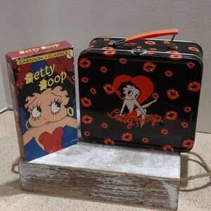 👍 Vintage 2003 Betty Boop Metal Tin Lunch Box & VHS Cartoon Tape 1991. C7